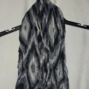 Black and Gray Patterned Scarf